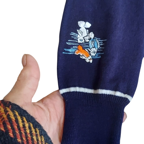 Vintage Adee of California Embroidered "Racoon Gone Fishing" V-Neck Sweater - Picture 3 of 7